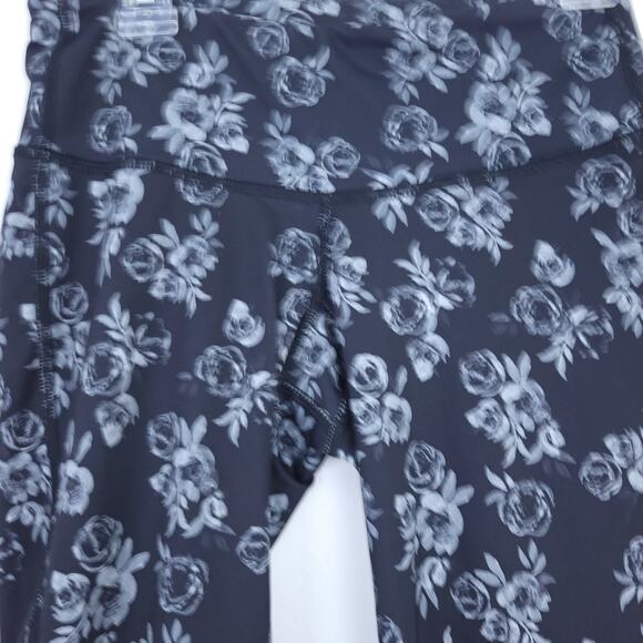Old Navy Active Capri Leggings XS Xsmall Black Gray Floral Yoga Athletic Pants - Picture 5 of 6